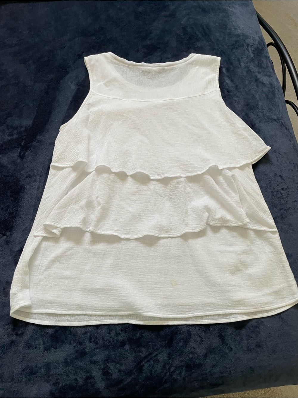 Soft surroundings medium sleeveless top with ruffled tiered back detail. Gauze